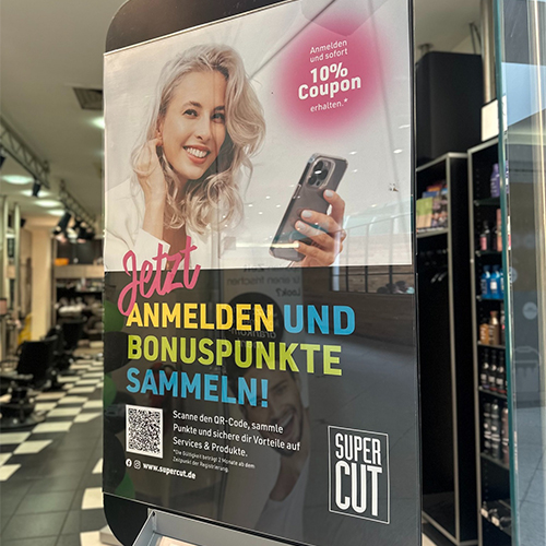Rückblick Video 'Kultur findet Stadt' im Schwanenmarkt, Krefeld, mit rotem Teppich und Play-Button auf einem unscharfen Bild.
