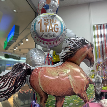 Rückblick Video 'Kultur findet Stadt' im Schwanenmarkt, Krefeld, mit rotem Teppich und Play-Button auf einem unscharfen Bild.