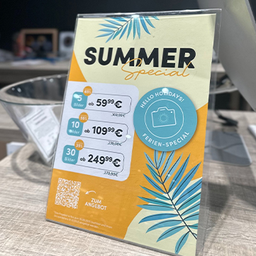 Mobiler Cocktail-Stand im Schwanenmarkt, Krefeld, mit tropischen Getränken, belebter Outdoor-Bar, Sommergetränke und Mixologist-Setup in der Öffentlichkeit.