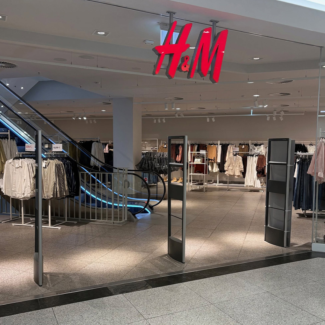 Rückblick Video 'Kultur findet Stadt' im Schwanenmarkt, Krefeld, mit rotem Teppich und Play-Button auf einem unscharfen Bild.