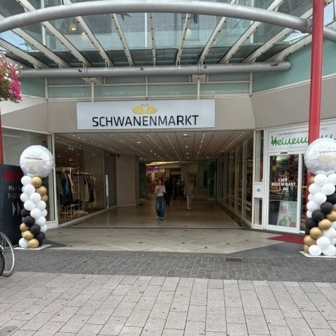 Mobiler Cocktail-Stand im Schwanenmarkt, Krefeld, mit tropischen Getränken, belebter Outdoor-Bar, Sommergetränke und Mixologist-Setup in der Öffentlichkeit.